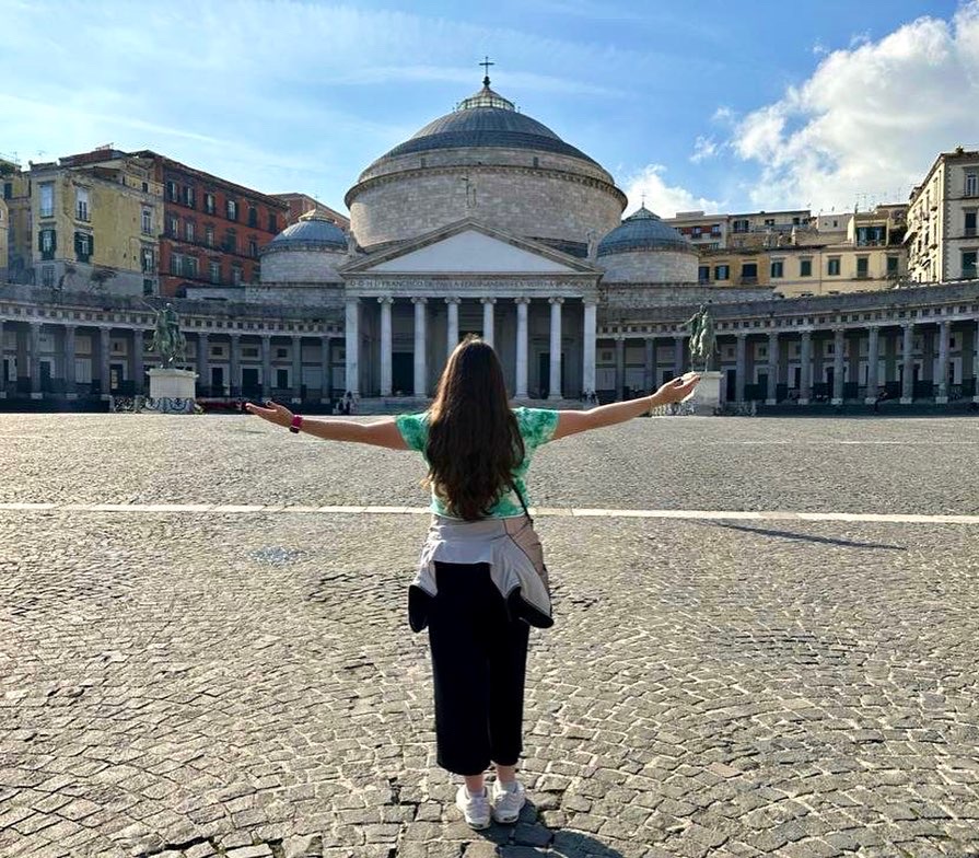 Una persona en el centro de la Piazza Plebiscito en Nápoles
