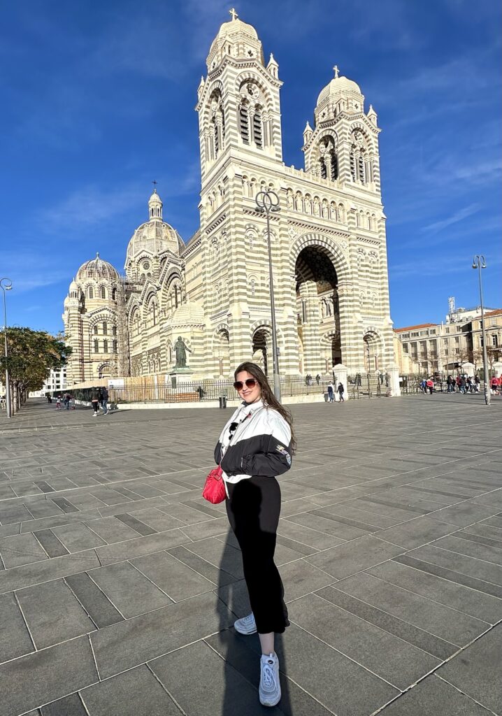foto de persona con la catedral de Santa María la Mayor Marsella de fondo