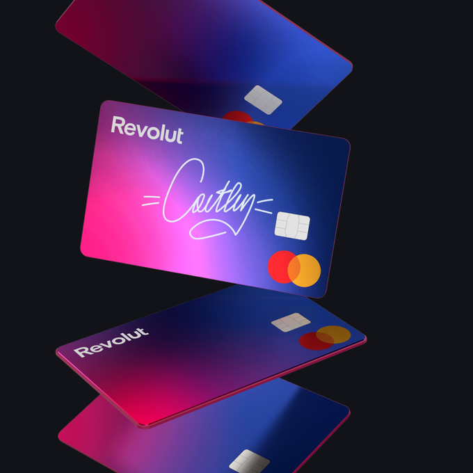 Varias tarjetas de Revolut en un fondo negro