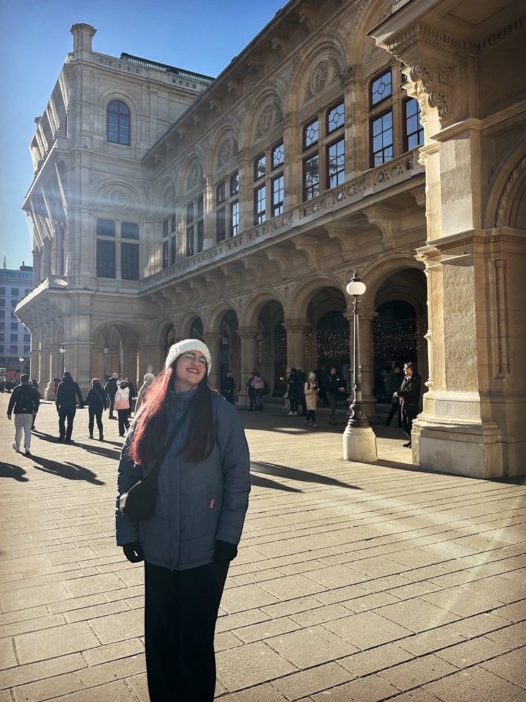 chica delante de la Opera