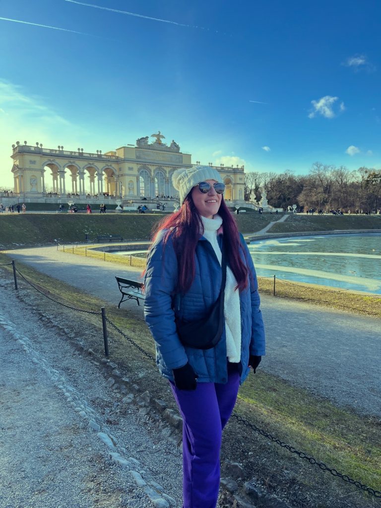 chica delante del palacio de Schonbrunn de Viena