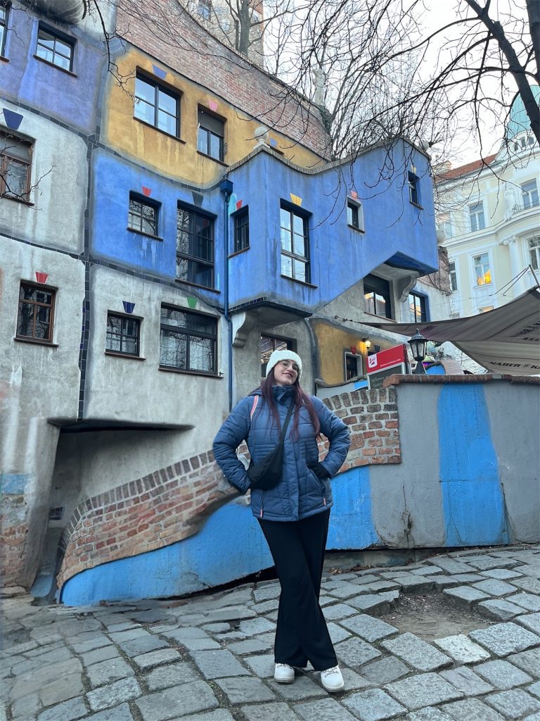 chica delante de casas de colores en Viena